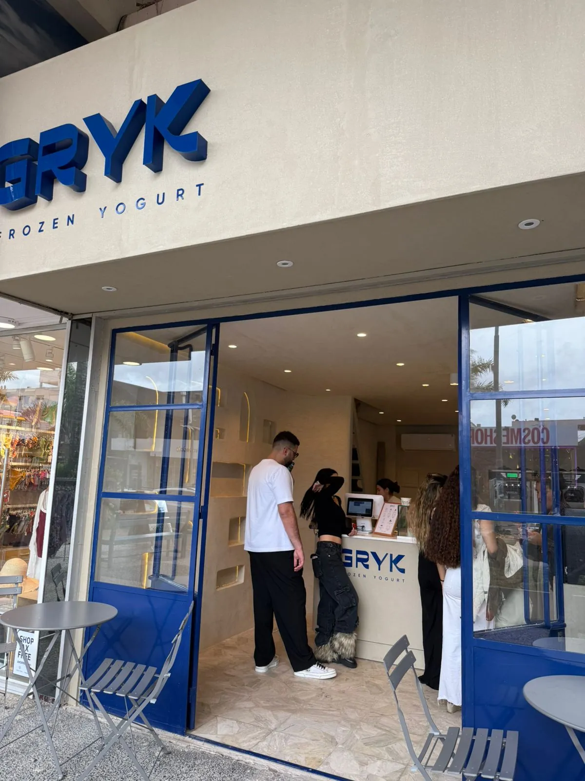 Fachada de GRYK en la avenida Gorlero, de día