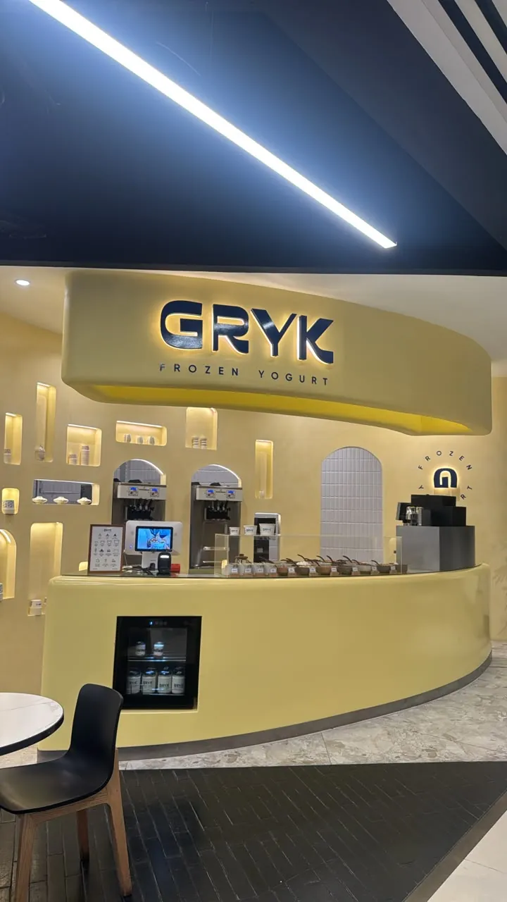 Mostrador curvo de GRYK en Punta Carretas Shopping