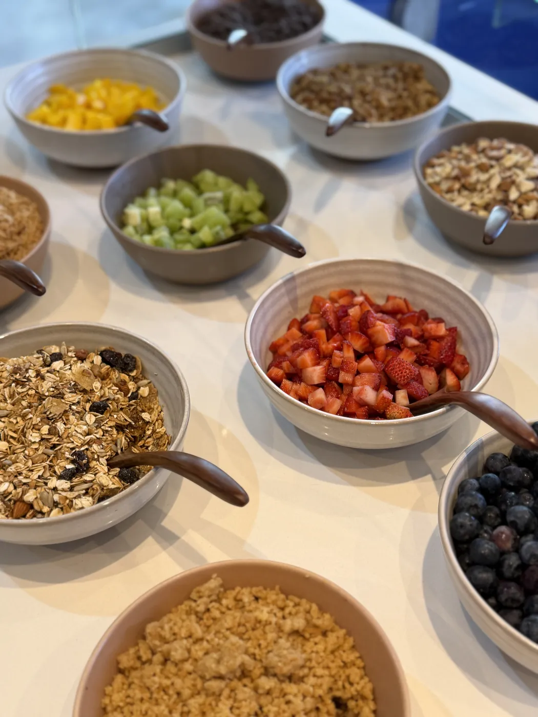 Barra de toppings de GRYK: frutas, crumbles y frutos secos